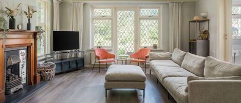 Smart-TV, Kamin, Tischfußball, Tischtennisplatte