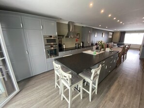 KĂŒhlschrank, Mikrowelle, Ofen, Herdplatte