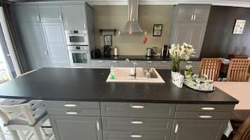 Een koelkast, een microgolfoven, een oven, een kookplaat