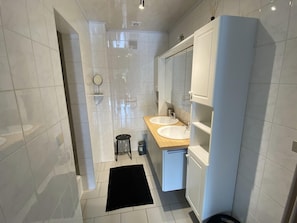 Shower, towels