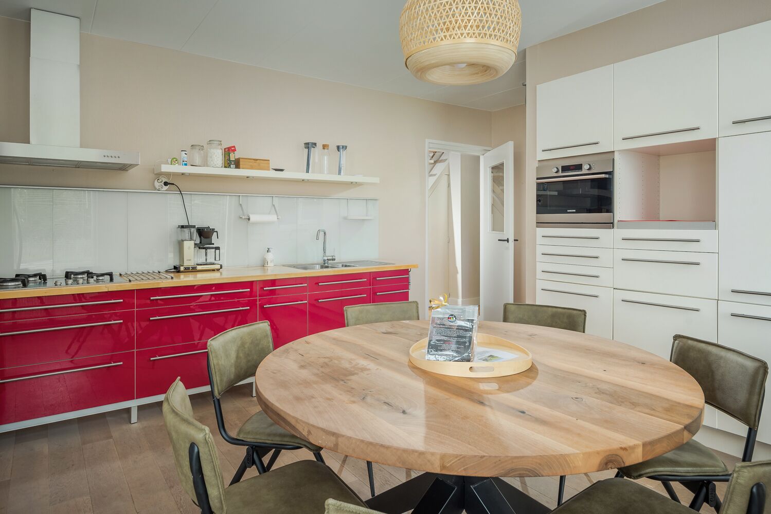 Cafetière/bouilloire, chaise haute, tables à manger