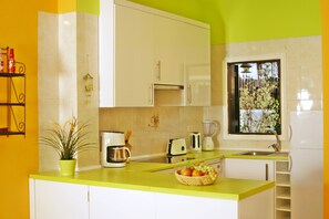 Fridge, microwave, oven, stovetop - Remarkable 2-bed House in Chayofa With Pool (Arona)