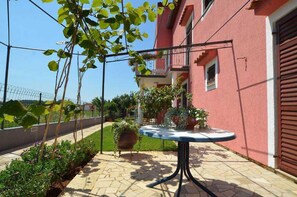 Apartment, 1 Bedroom, Microwave | Property entrance