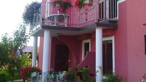 Balcony - Simple Apartment a3 for 5 Guests in Vrvari, Close to the Beach (Porec)