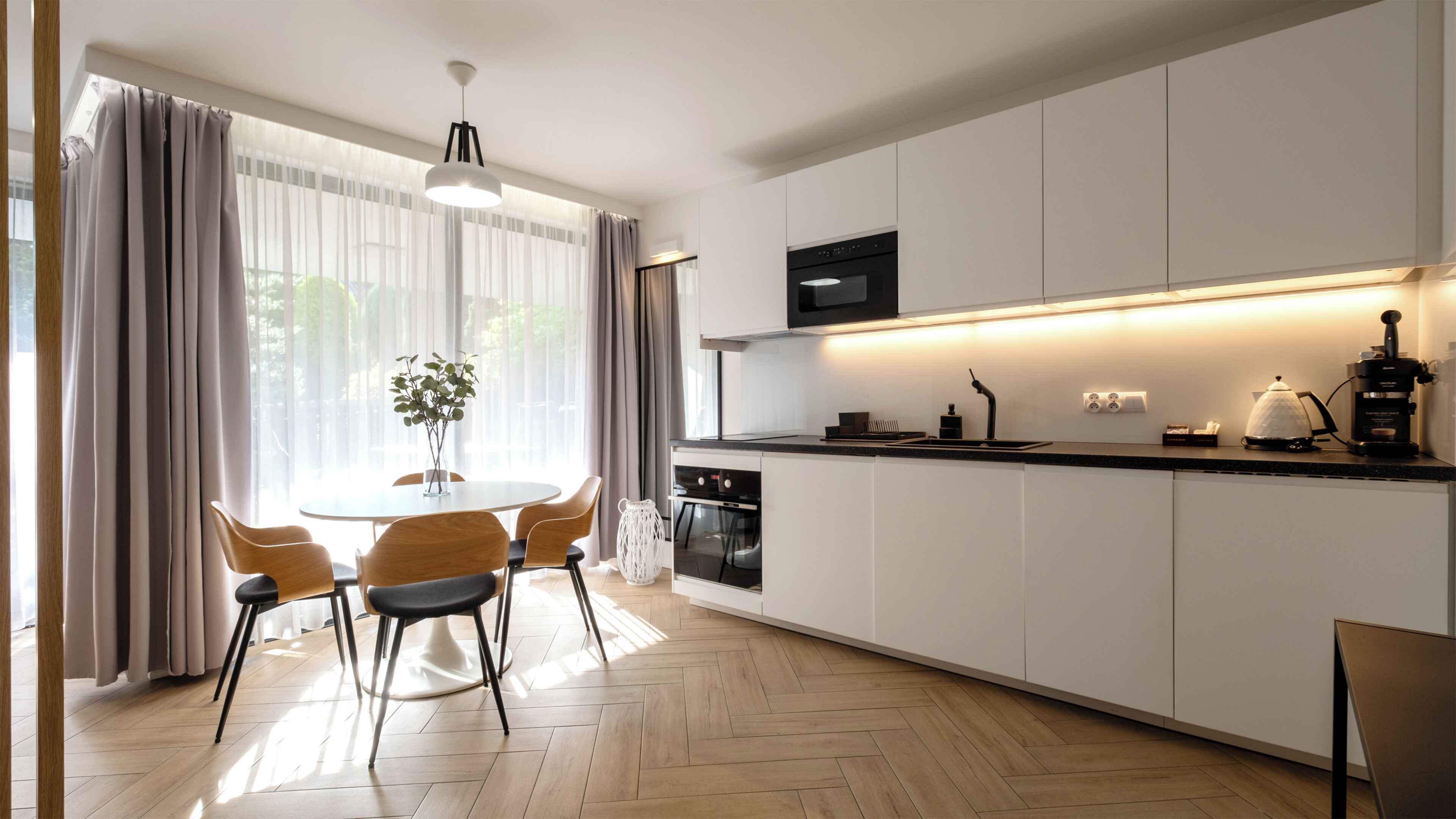 Appartement (D24) | Privékeuken | Een koelkast, een kookplaat, een waterkoker, kookgerei, borden en bestek
