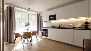 Apartment (D24) | Eigene Küche | Kühlschrank, Herdplatte, Wasserkocher, Kochgeschirr/Geschirr/Besteck