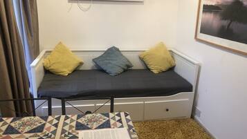 2 slaapkamers, een bureau, een strijkplank/strijkijzer, gratis wifi