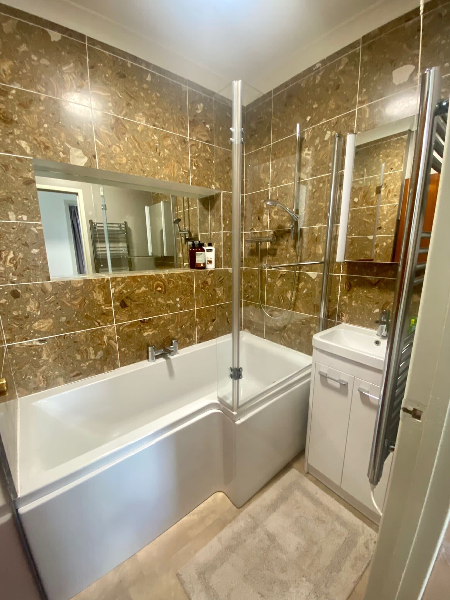Badewanne, Haartrockner, Handtücher, Seife