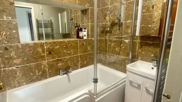 Badewanne, Haartrockner, Handtücher, Seife