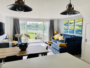 Älytelevisio, pöytäjalkapallopöytä, pöytätennispöytä, kirjoja