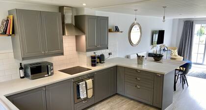 New Hampton style house on Cotswold lake -sleeps 6