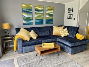 Una Smart TV, un futbolín, una mesa de tenis de mesa, libros