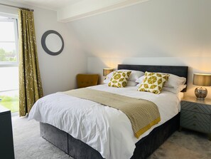 3 dormitorios, tabla de planchar con plancha, cuna de viaje