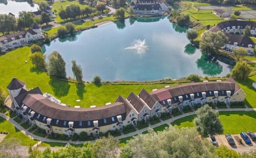 New Hampton style house on Cotswold lake -sleeps 6