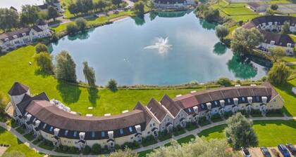 New Hampton style house on Cotswold lake -sleeps 6