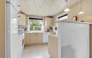 ثلاجة، موقد طهي مسطح، غسالة أطباق، ماكينة لصنع القهوة/الشاي