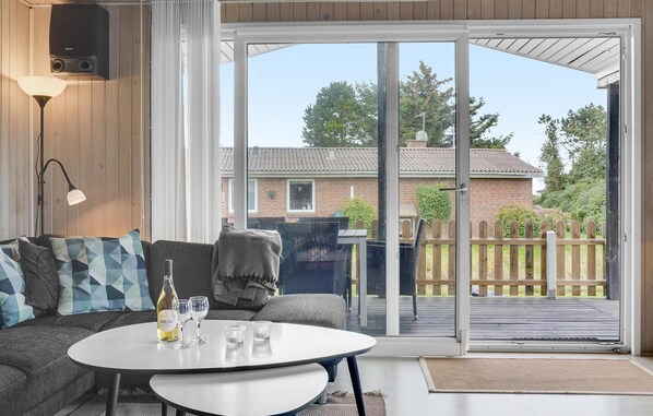 تلفزيون، مدفأة، مشغل دي في دي، ستيريو