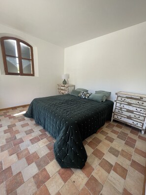 3 slaapkamers, een strijkplank/strijkijzer, reisbedje, gratis wifi