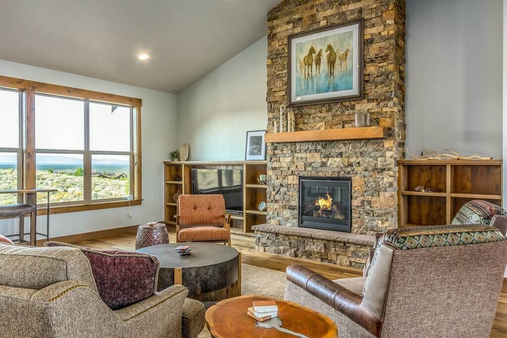 Luxurious Home, Beautiful Views, Family Friendly!
