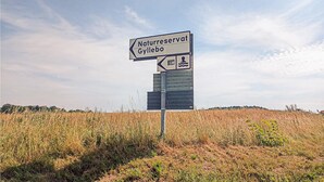 A signpost with 'Naturreservat Gyllebo' and a symbol indicating a nature reserve. - Cozy home in gärsnäs with WiFi (GÄRSNÄS)