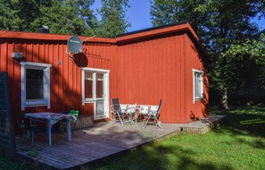 Outdoor dining - Cozy home in gärsnäs with WiFi (GÄRSNÄS)
