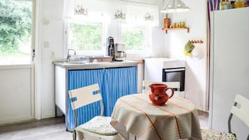 Fridge, stovetop, coffee/tea maker