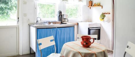 Fridge, stovetop, coffee/tea maker