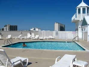 Pool - Beautifully furnished condo located bayside on 85th street with full kitchen and rooftop pool (Ocean City)