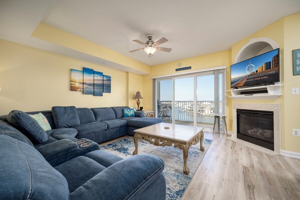 TV, fireplace - Beautifully furnished condo located bayside on 85th street with full kitchen and rooftop pool (Ocean City)