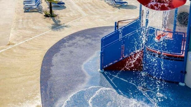Un parc aquatique doté de nombreux toboggans et d’une grande fontaine.
