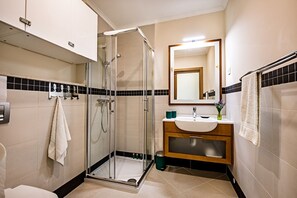 Ensemble douche/baignoire, sèche-cheveux, bidet, serviettes fournies
