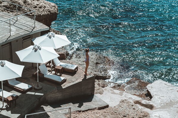 On the beach, black sand, sun-loungers, beach umbrellas - Apollo Resort (Aegina)