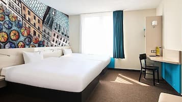 Standard Twin Room | Desk, laptop workspace, blackout drapes, soundproofing
