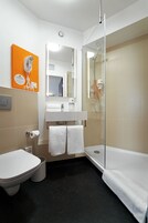 Ducha, secador de pelo, toallas, jabón