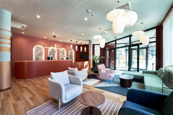 A modern lobby with a reception desk, seating area, and large windows. - B&B Hotel Lublin Centrum (Lublin)