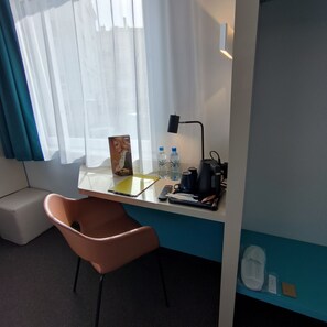 Escritorio, espacio para trabajar con laptop y cortinas blackout 