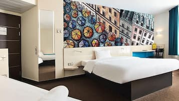 Phòng 4 Tiêu chuẩn | Bàn, khu vực làm việc phù hợp cho laptop, màn/rèm cản sáng