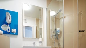 A bathroom with a shower, toilet, and sink. - B&B Hotel Lublin Centrum (Lublin)