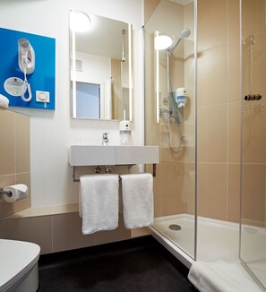 Habitación doble Premium | Baño | Regadera, secadora de cabello, toallas, jabón 