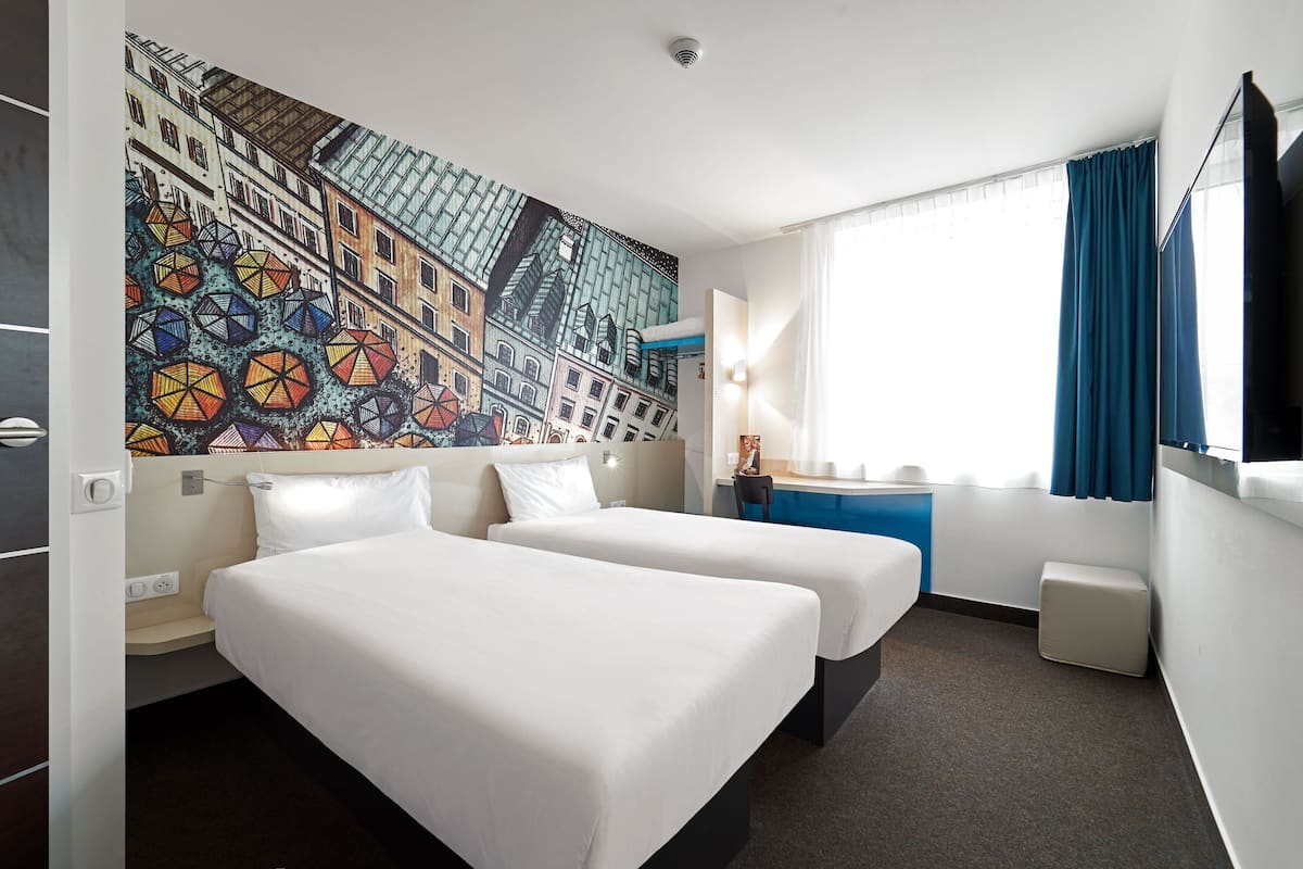 Habitación estándar con 2 camas individuales | Escritorio, espacio para trabajar con laptop y cortinas blackout