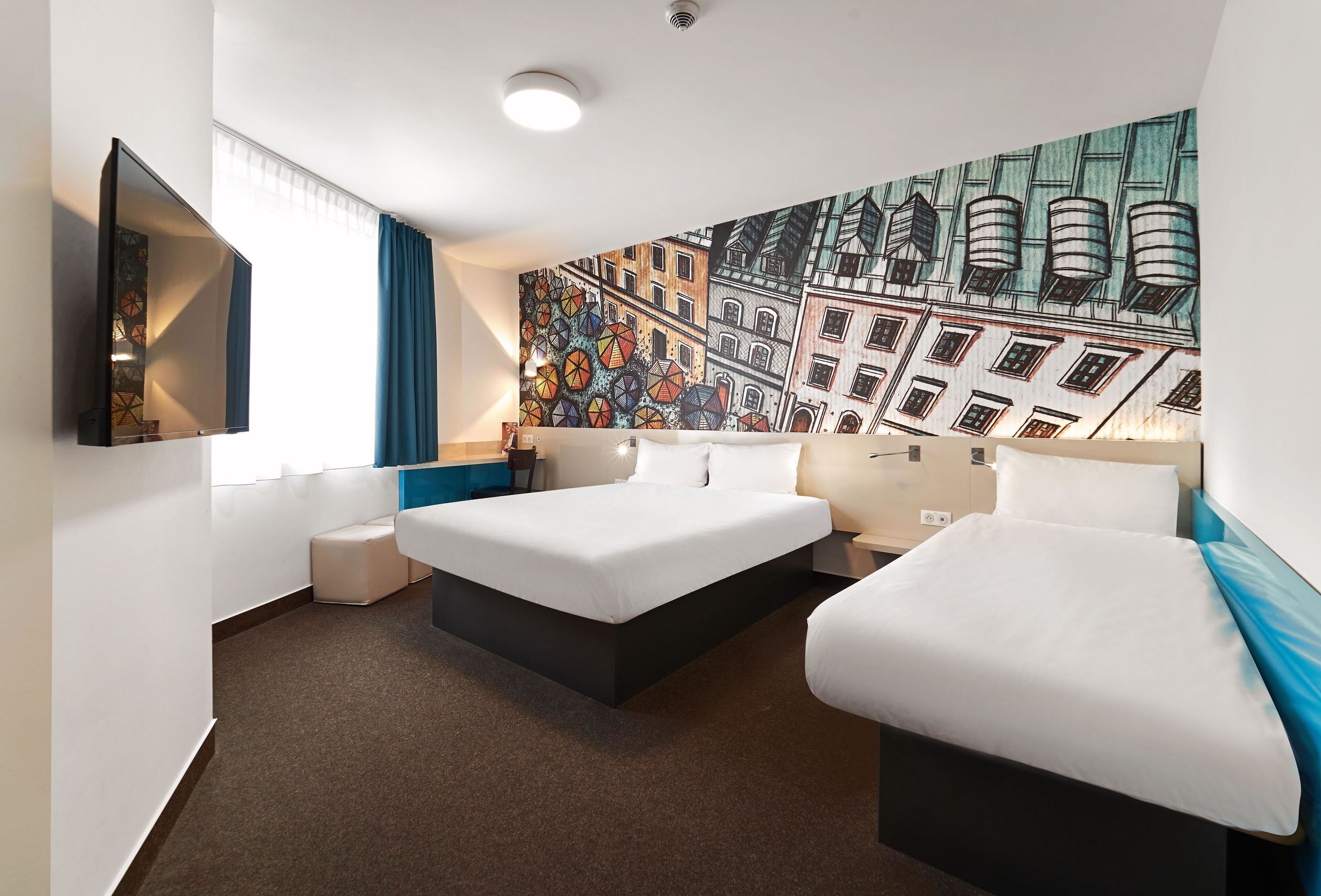 Habitación triple estándar | Escritorio, espacio para trabajar con laptop y cortinas blackout 