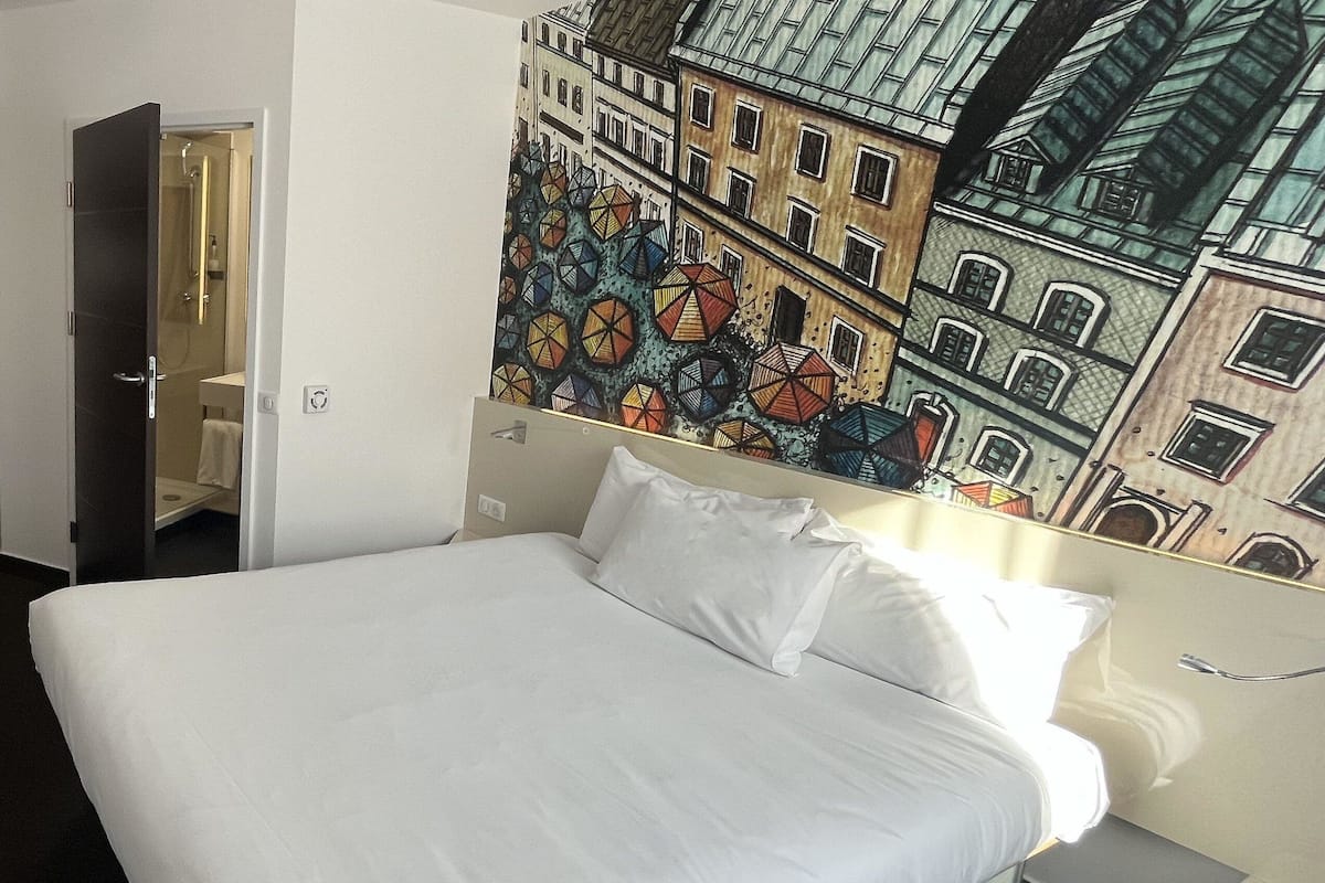 Habitación doble Premium | Escritorio, espacio para trabajar con laptop y cortinas blackout