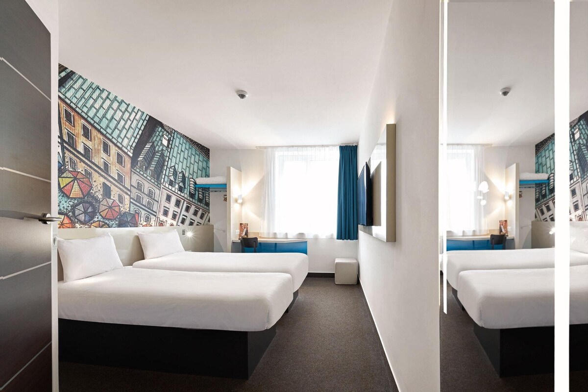 Standard Twin Room | Desk, laptop workspace, blackout drapes, soundproofing