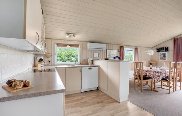 Réfrigérateur, plaque de cuisson, lave-vaisselle, cafetière/bouilloire