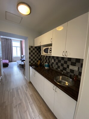 Jääkaappi, mikroaaltouuni, vedenkeitin