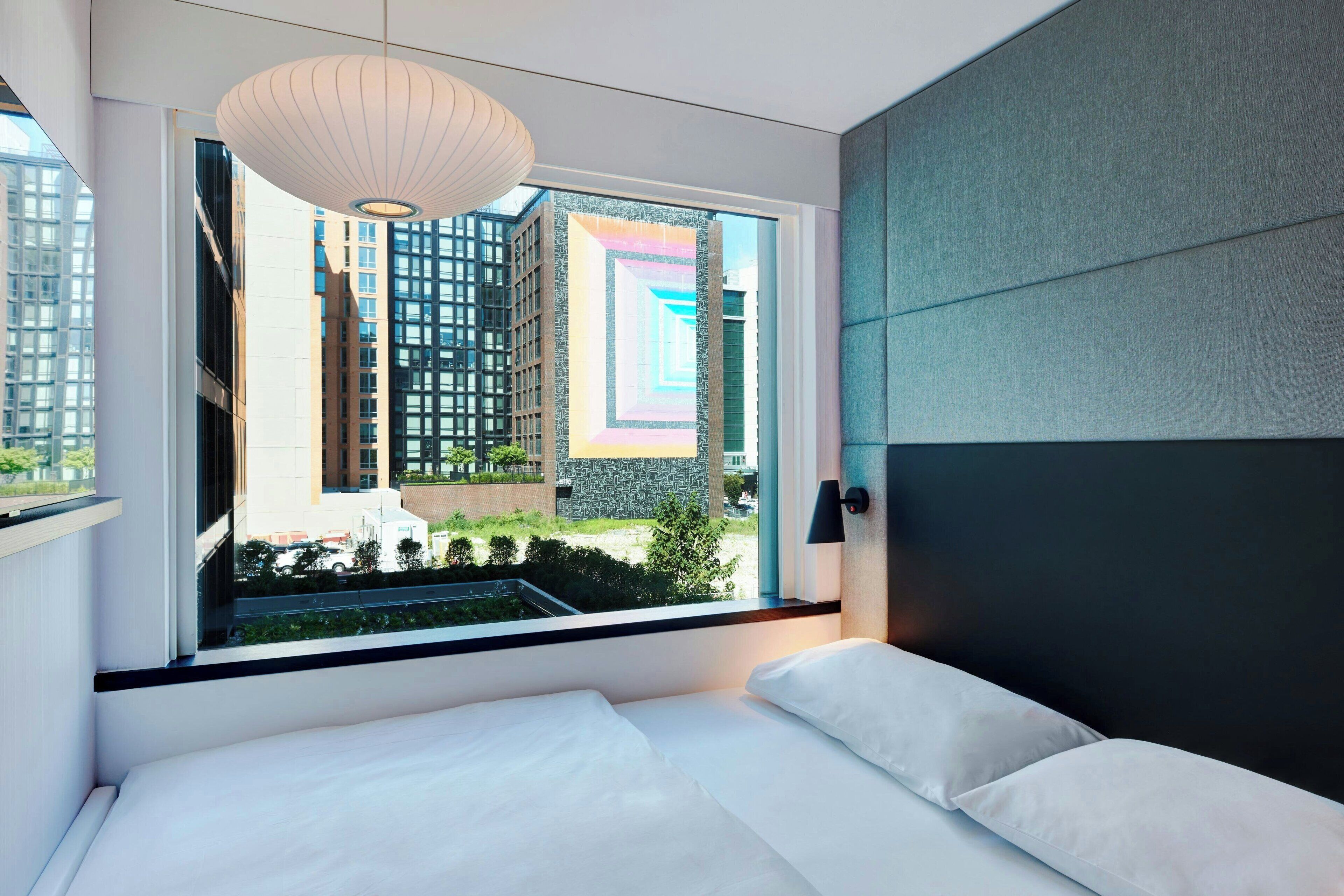 Bộ đồ giường cao cấp, nệm có lớp đệm bông, két bảo mật tại phòng 