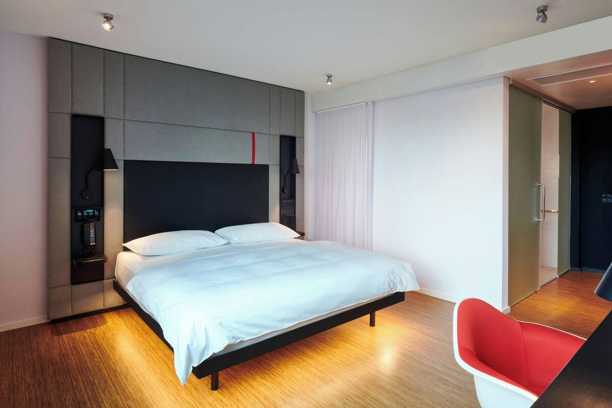 Habitación, 1 cama King size (Mobility Accessible, Roll-In Shower) | Ropa de cama de alta calidad y camas con pillow-top 