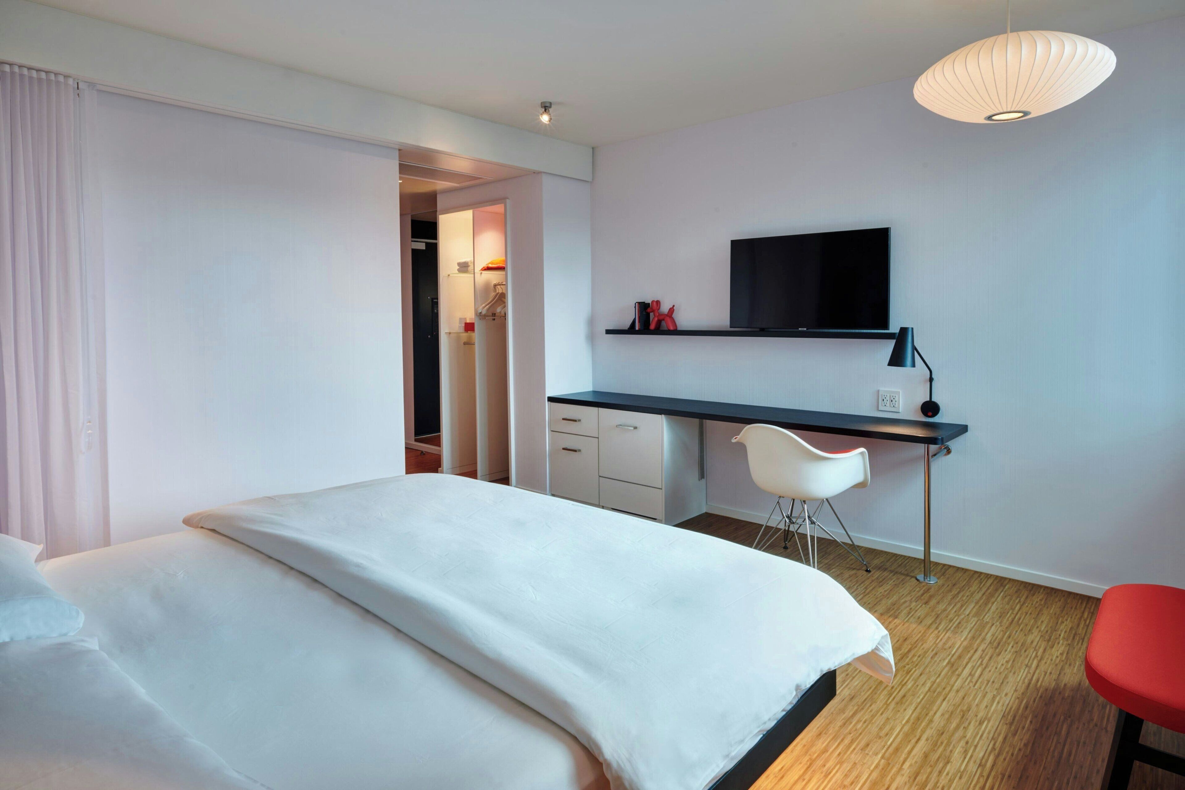 Zimmer, 1 King-Bett (Mobility Accessible, Roll-In Shower) | Hochwertige Bettwaren, Pillowtop-Betten, Zimmersafe, Schreibtisch