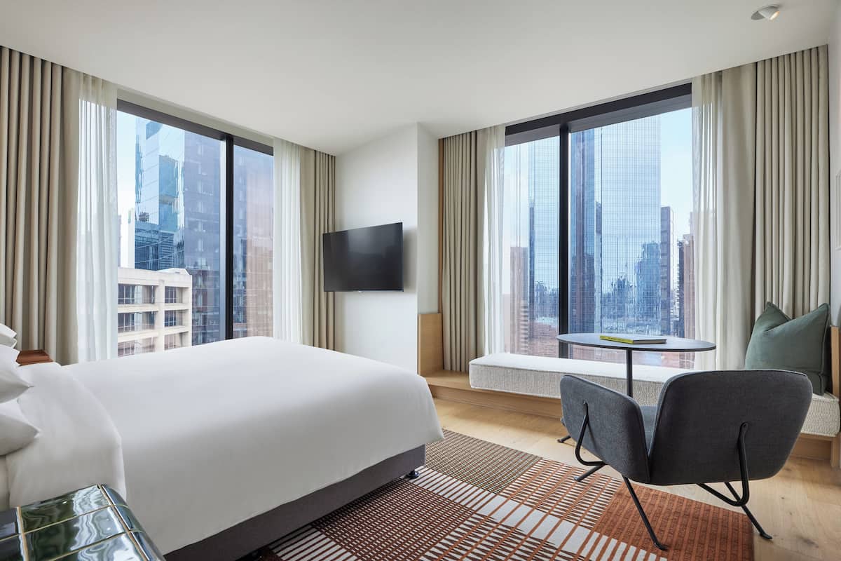 deluxe room, 1 king bed | 1 bedroom, premium bedding, pillow-top beds, minibar