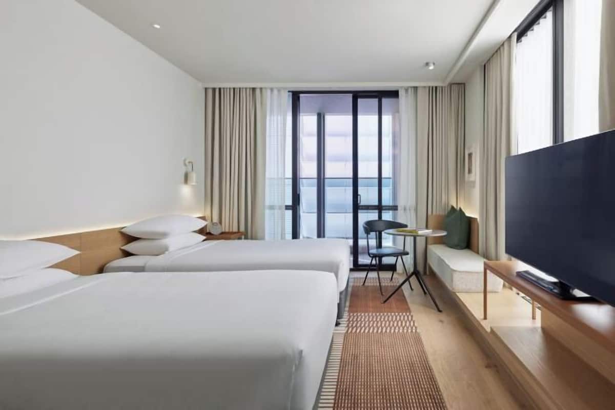 1 bedroom, premium bedding, pillow-top beds, minibar